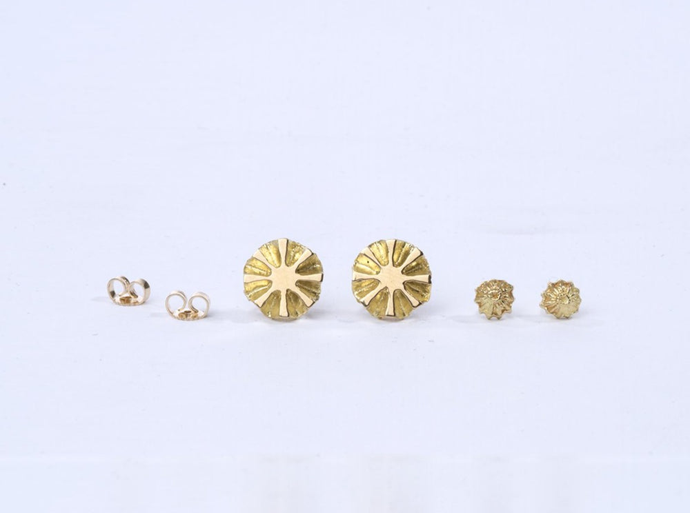 メラニー Gold Pinecone Sun Stud Earrings – Merzatta